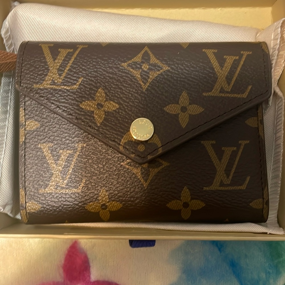 New women’s wallet with box